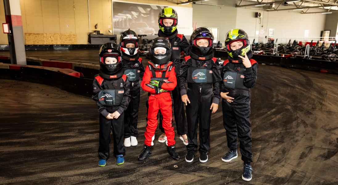 Для самых юных пилотов (5-6 лет) предусмотрена отдельная маленькая трасса